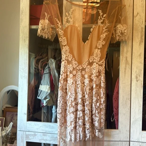 Elegant Lace Evening Gown - Picture 4 of 4